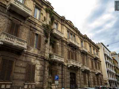 �Il suo stile � quello neorinascimentale particolarmente in voga nel periodo umbertino�, ci spiega l�architetto Simone De Bartolo